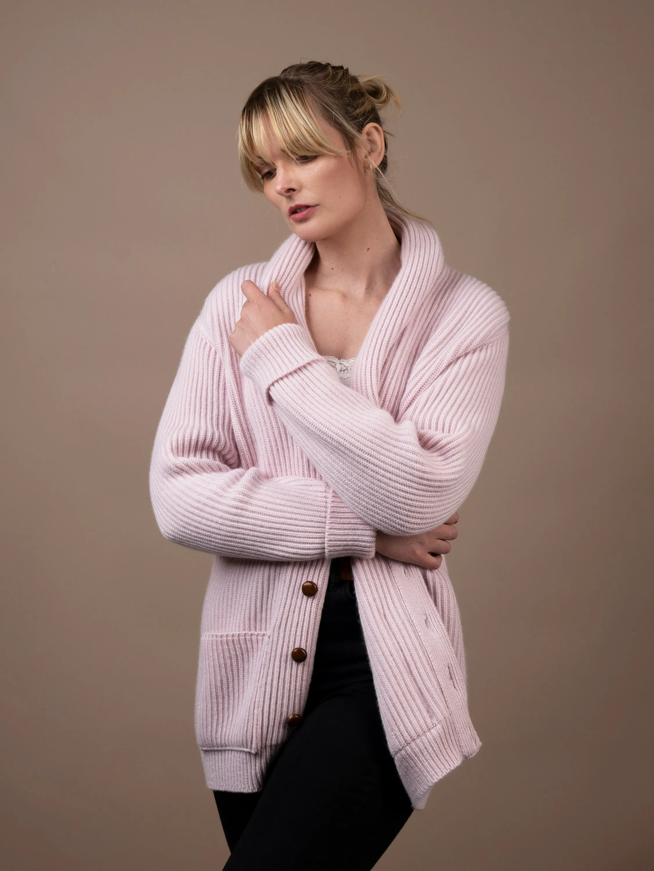 THE SHAWL NECK CARDIGAN<br>SOFT PINK